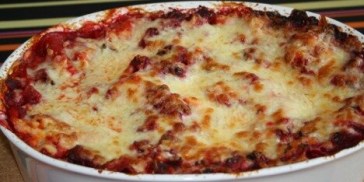 Lasagne der er kraftfuld i både smagen og farven.