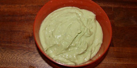 Den cremede og super lækre guacamole med creme fraiche og hvidløg samt et strejf af citron.