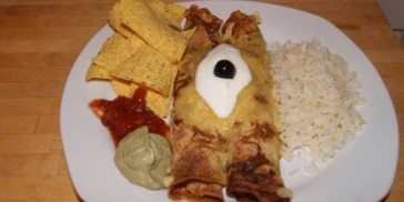 Servér pandekagerne serveres med ris, salsa, guacamole, nachos samt creme fraiche og et oliven på toppen.