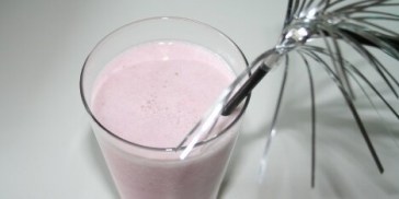 Denne alkoholfrie drink med jordbær er bedst med letmælk fremfor skummetmælk.