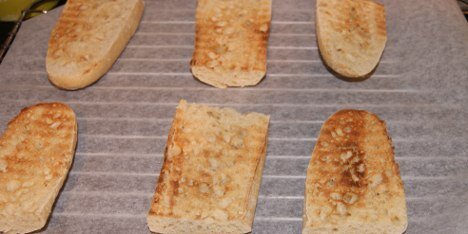 Brødene er ristede og klar til topping