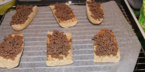 Kom det hakkede oksekød ovenpå.