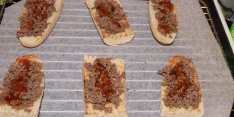 Dernæst kommes sød chilisauce ovenpå kødet.
