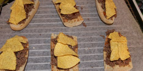 Det hele toppes med nachos.