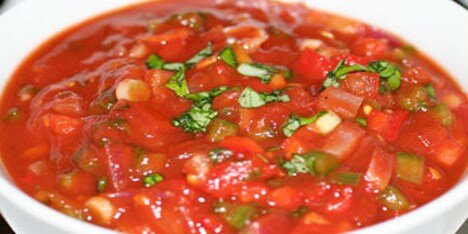 Dejlig rød salsa med grøntsager.
