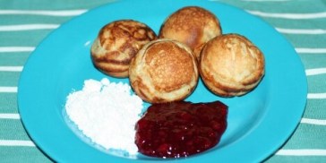 Æbleskiver med flormelis og syltetøj.