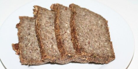 Skiver af brødet hvor man kan se alle kernerne.