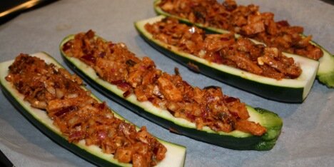 Skinkefyldet kommes i de udhulede squash.