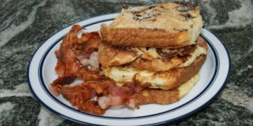 Her er French Toast serveret med bacon