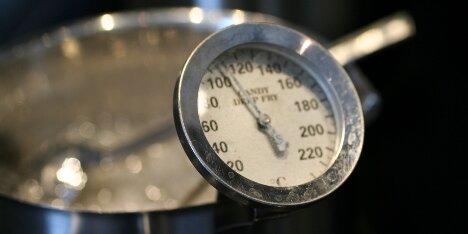 Sukker og vand koges til en sukkerlage.