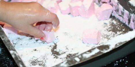 Og til sidst vendes de i flormelis.