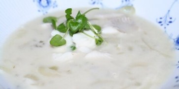 God fiskesuppe med torsk og brøndkarse på toppen.