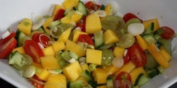En sund og flot salat med frugt og grøntsager