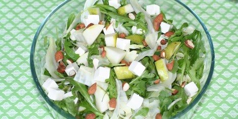 Mandler, fennikel og feta passer rigtig godt til pærerne.