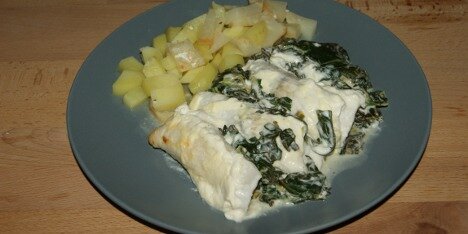 Her er fiskeretten serveret med kartofler og selleri.