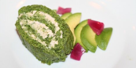 Her er tunrouladen serveret med avocado, syltede rødløg og en dressing med dild.