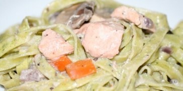 Nem mad med frisk pasta, laks og grøntsager.