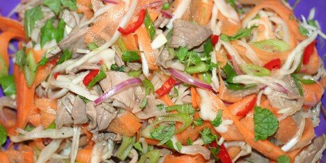 Frisk thaisalat med oksekød i strimler.