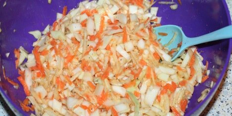 Ingredienserne bliver rørt sammen til pizzabunden.