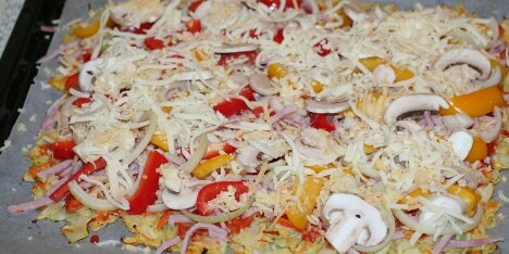 Det ønskede fyld fordelt på pizzabunden.