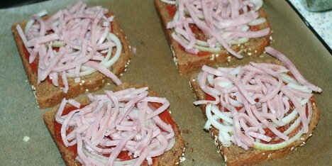 Skinke og løg kommes på.