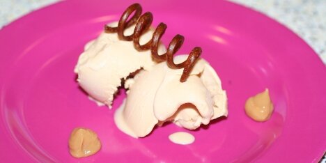 Her er isen pyntet med karamelspiraler.