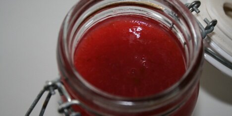 Marmeladen i glasset.