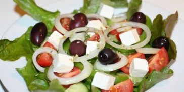 Salat med klassiske græske ingredienser.