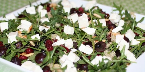 Fyldig salat med quinoa, vindruer og rucola.