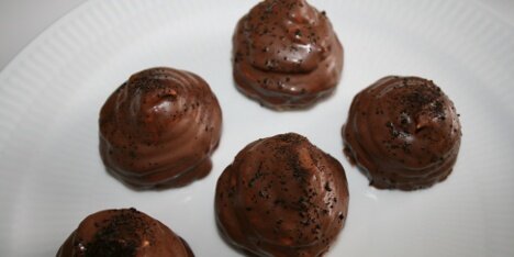 Overtrækkes med chokolade.