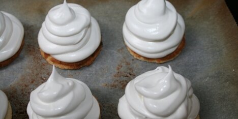 Skummet kommes på bundene.