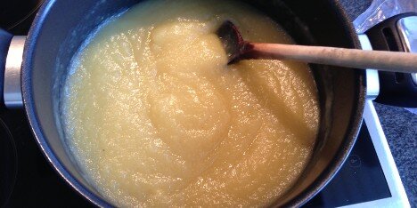 Mosen simrer i gryden.