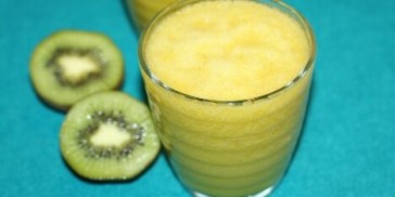 Sund smoothie med kiwi og appelsin.