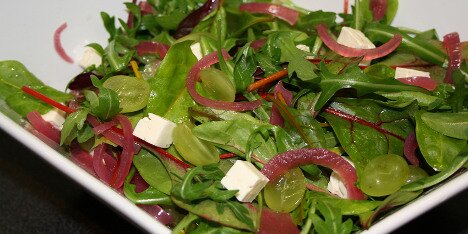 Syltede rødløg er også fantastiske i salat.