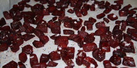 Rødbederne bages i ovnen.