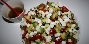 Fyldig salat med spidskål, avocado og feta samt en god dressing.