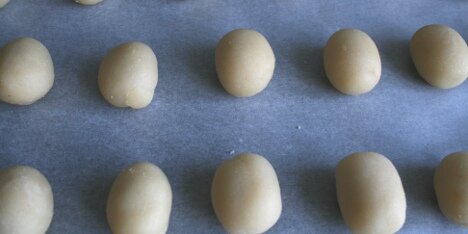 marcipanæggene rulles.