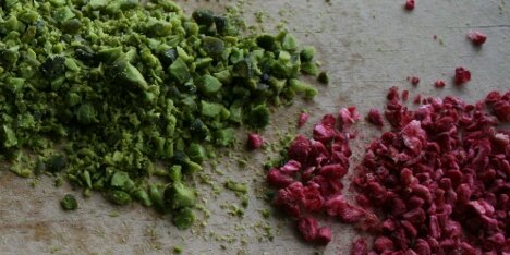 Hakkede pistacienødder og frysetørret hindbær.