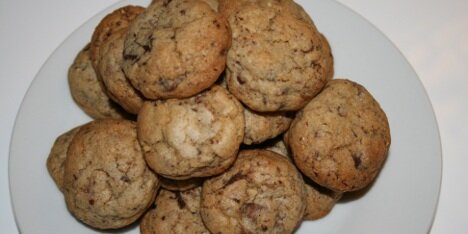 Klassiske amerikanske cookies med chokolade og mandler.