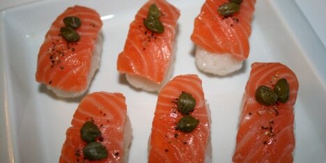 Flotte nigiri med laks og kapers.