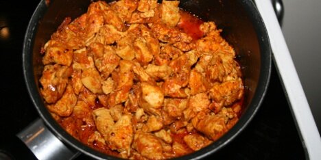 Kyllingen steger i gryden.