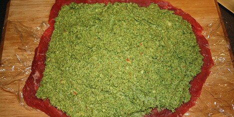 Pestoen smøres på.