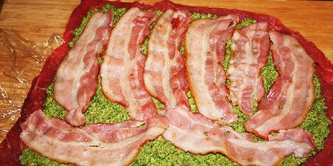 Let stegt bacon lægges på.