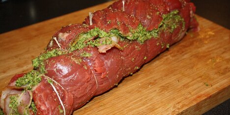 Snør kødrouladen stramt med kødsnor.