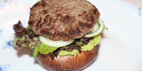 Dernæst salat, løg og bøf.