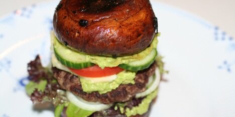 Agurk, mere avocado og en portobellosvamp på toppen.