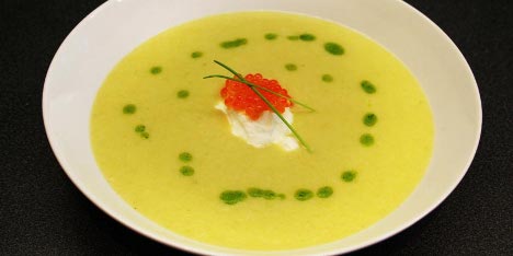 God kartoffel-porresuppe med purløgsolie, creme fraiche og ørredrogn