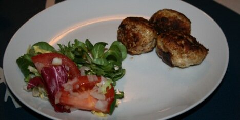 Her er dellerne serveret med salat.