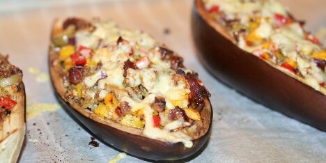 Klar til servering med lækkert tilbehør.