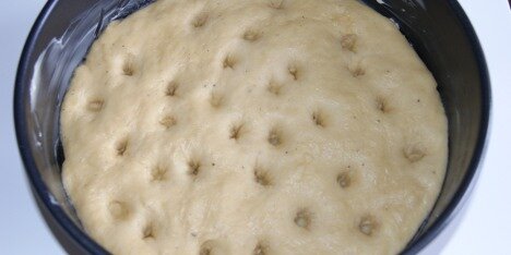 Prik huller i dejen inden fyldet hældes over.